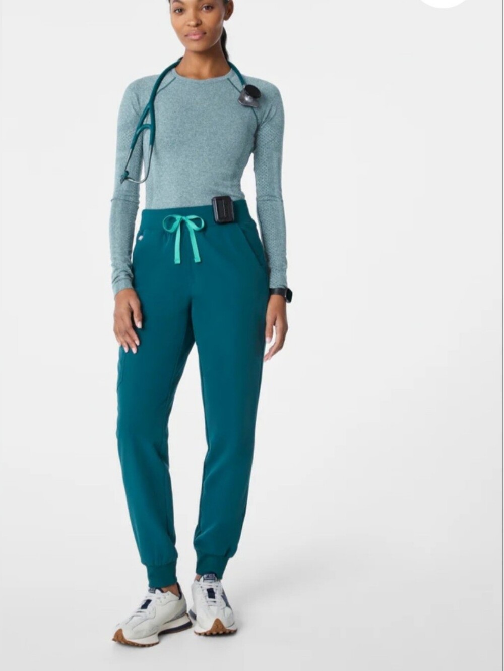 Seamless long-sleeved undershirt for medical scrubs in Salta